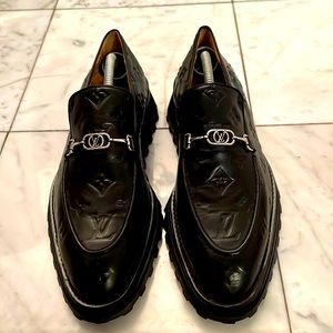 Louis Vuitton mens sneaker in a great condition, size 9